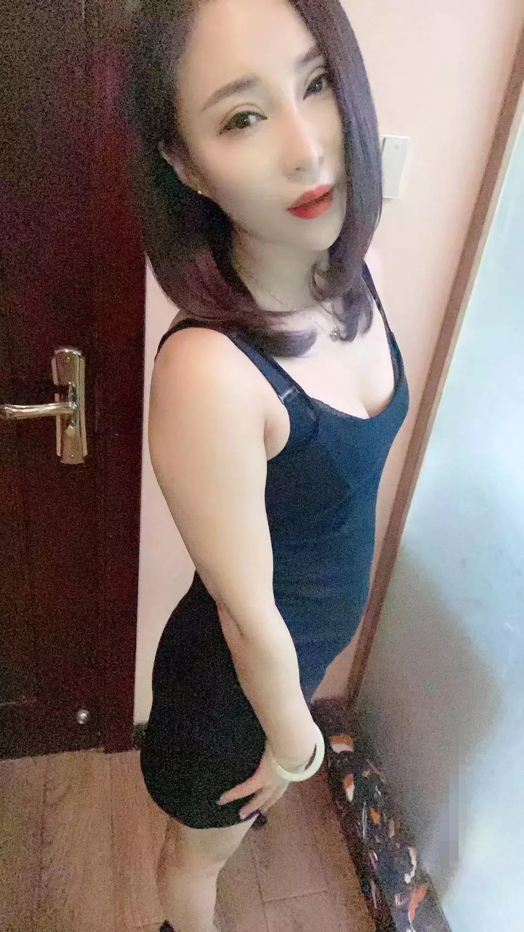 跨年享受极品荡女，妩媚风流，床技一级棒，尺度大不机车